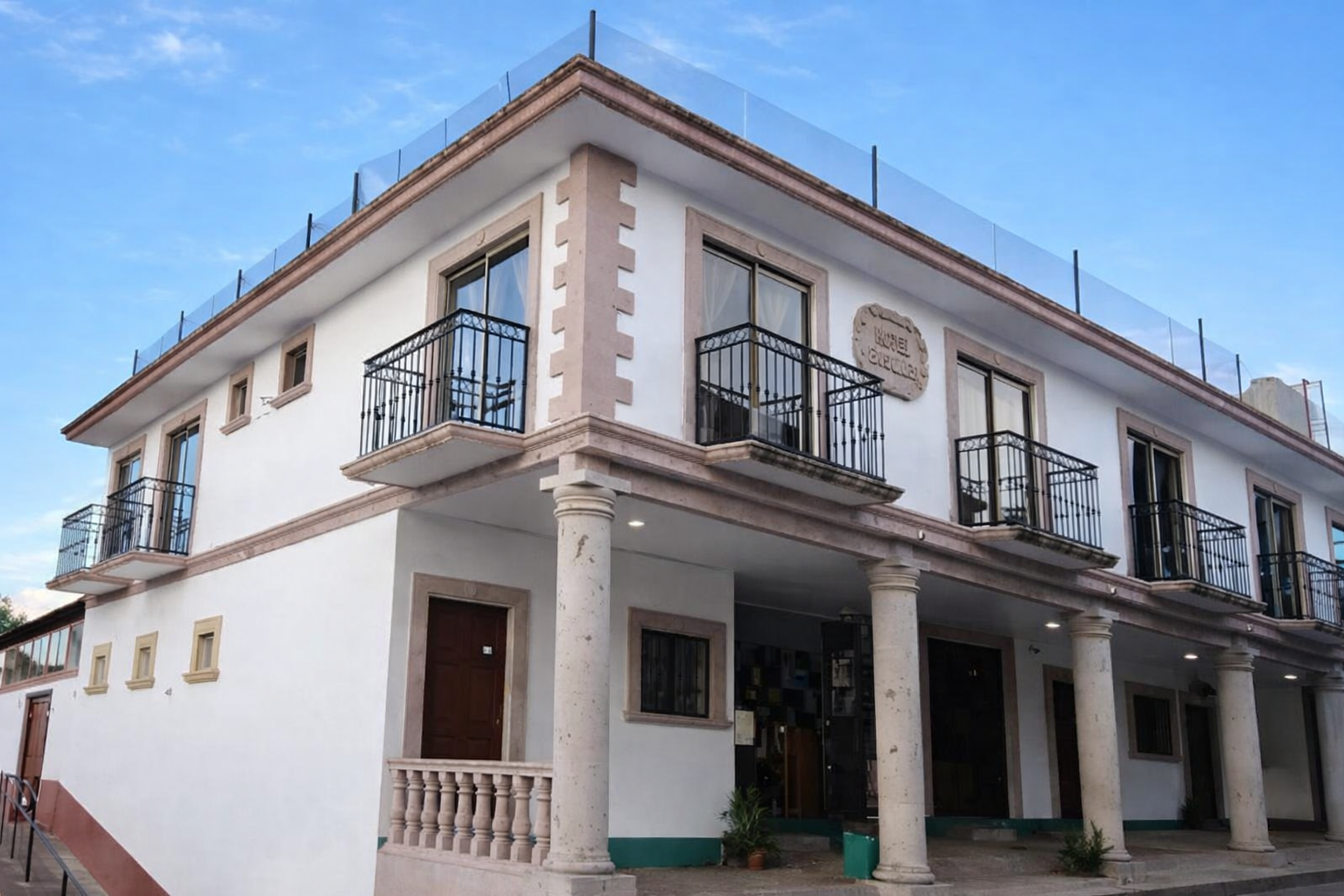 Imagen de la fachada de Hotel Bosques, con columnas y balcones