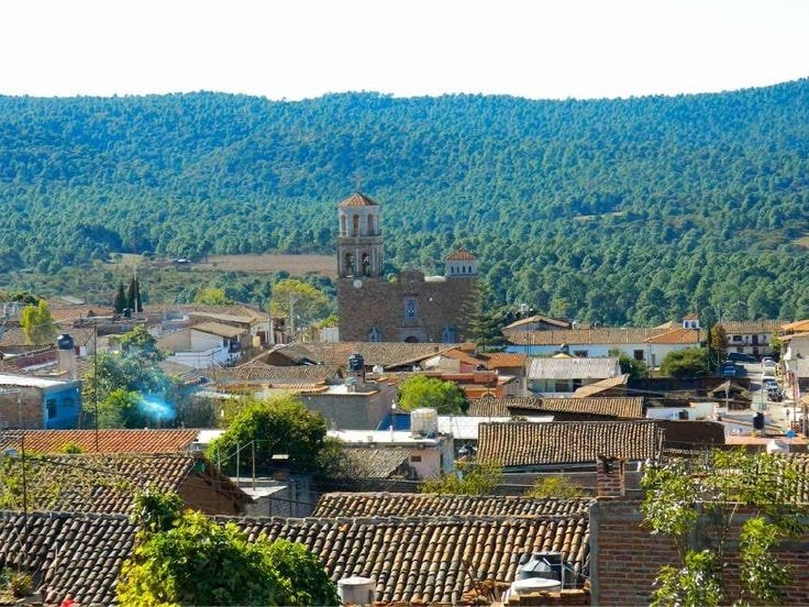 Tejados y templo de Atemajac con la sierra arbolada al fondo