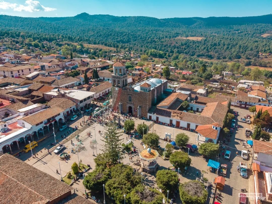 Panorámica de Atemajac de Brizuela, su plaza, templo y montañas arboladas