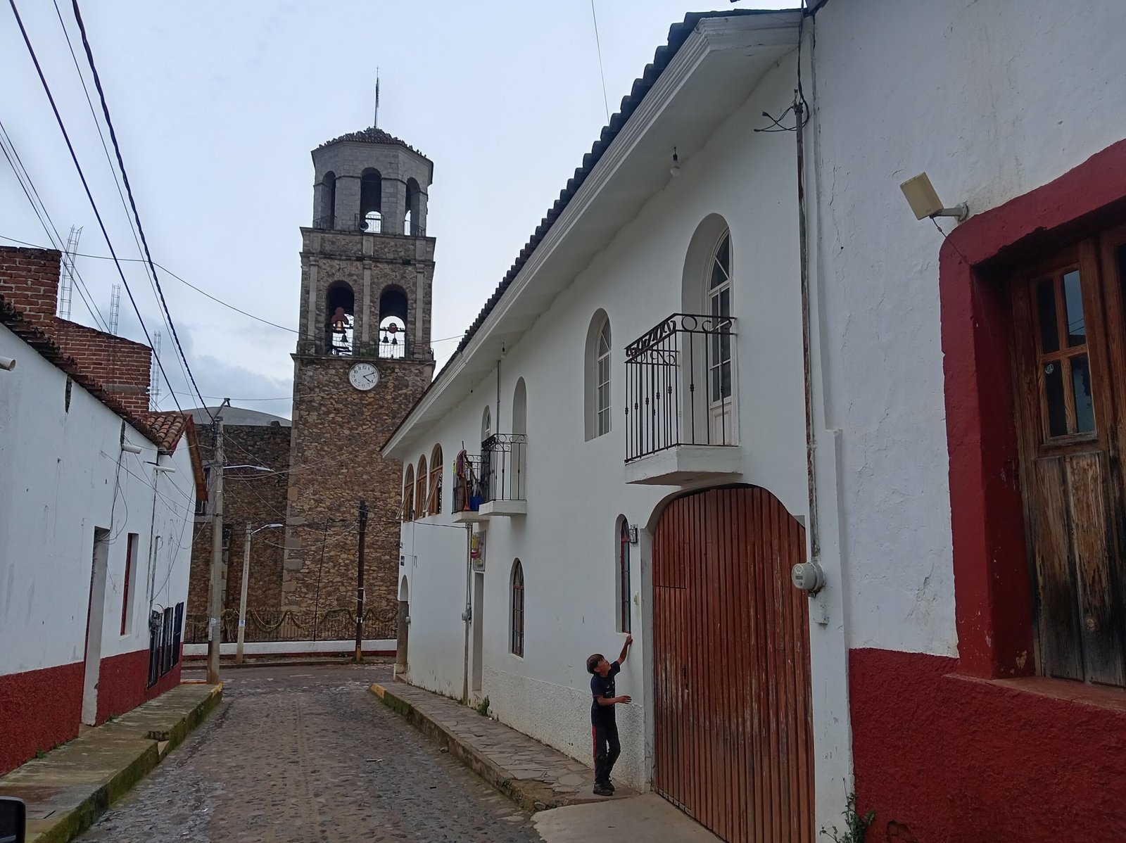 Calle empedrada de Atemajac, fachadas tradicionales y torre del templo